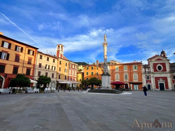 appartamento in vendita a Massa in zona Centro Storico