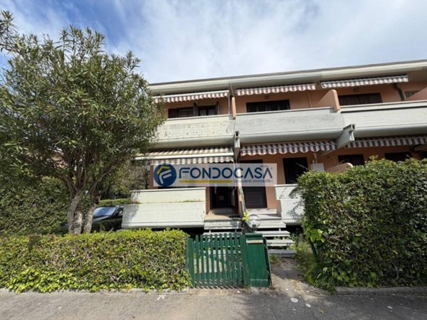 casa indipendente in vendita a Massa in zona Marina di Massa