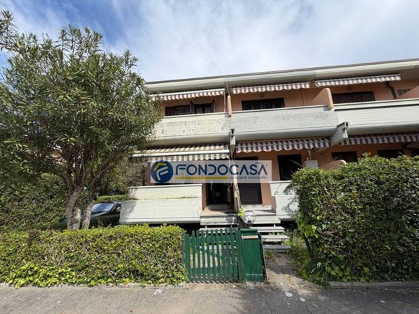 casa indipendente in vendita a Massa in zona Marina di Massa