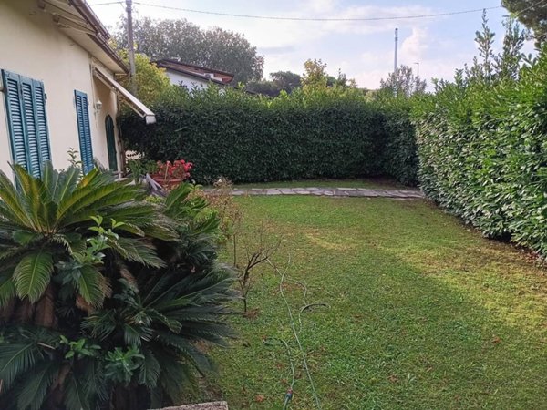 casa indipendente in vendita a Massa in zona Marina dei Ronchi