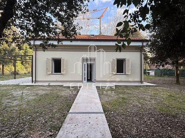casa indipendente in vendita a Massa in zona Marina dei Ronchi