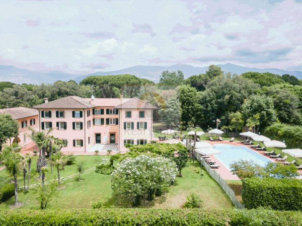 negozio in vendita a Massa in zona Marina dei Ronchi