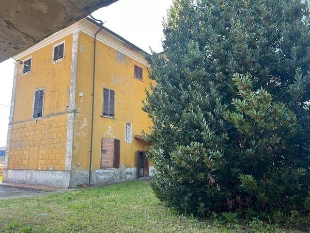 casa indipendente in vendita a Massa in zona Centro Storico
