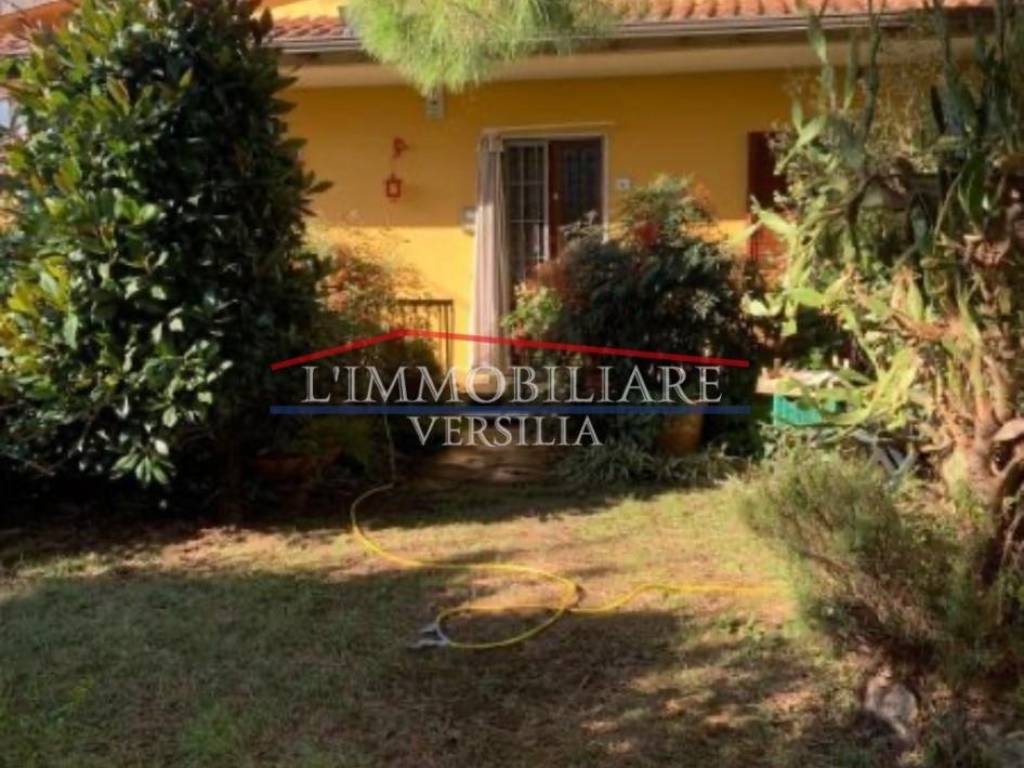 casa indipendente in vendita a Massa in zona Marina di Massa