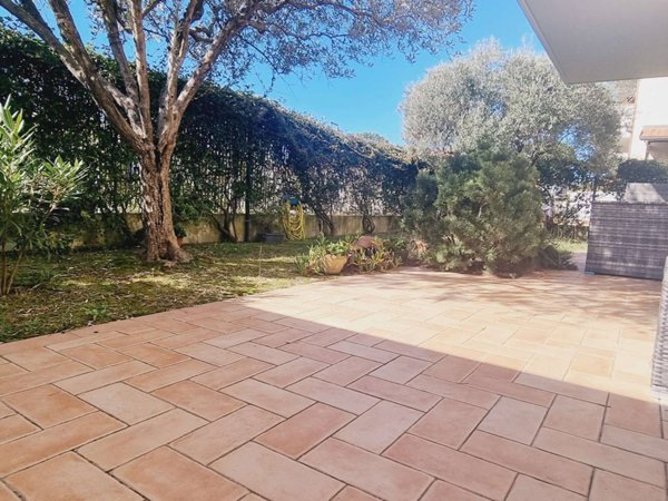 appartamento in vendita a Massa in zona Marina di Massa