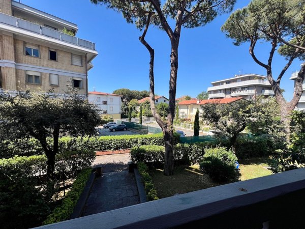 appartamento in vendita a Massa in zona Marina di Massa
