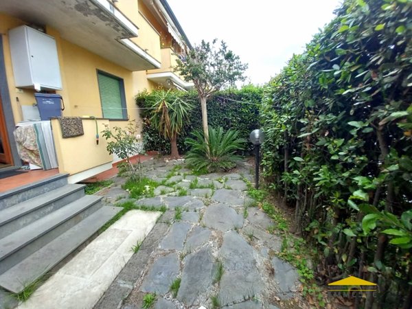 appartamento in vendita a Massa in zona Marina di Massa