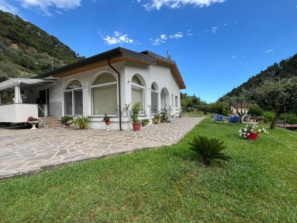 casa indipendente in vendita a Massa in zona Mirteto