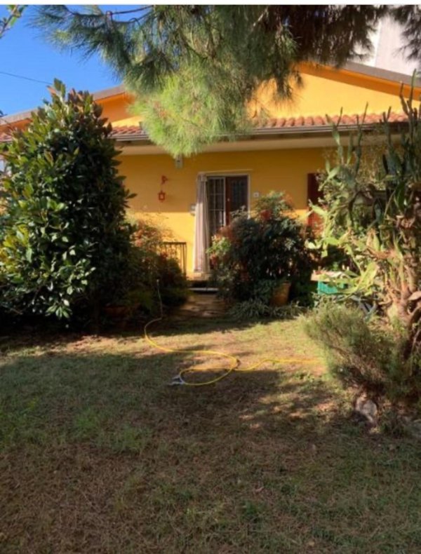 casa indipendente in vendita a Massa in zona Marina di Massa