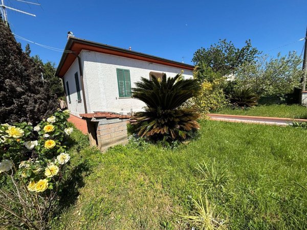 casa indipendente in vendita a Massa in zona Romagnano