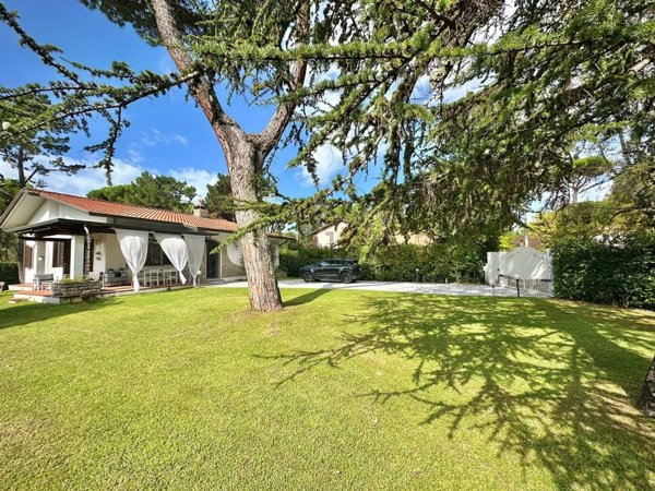 casa indipendente in vendita a Massa in zona Poveromo