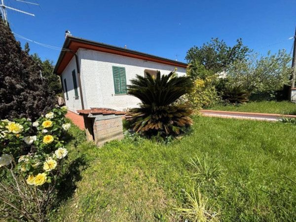casa indipendente in vendita a Massa in zona Romagnano