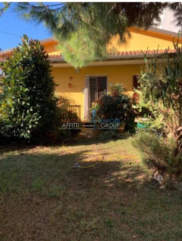 casa indipendente in vendita a Massa in zona Marina di Massa