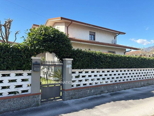 casa indipendente in vendita a Massa in zona Marina di Massa