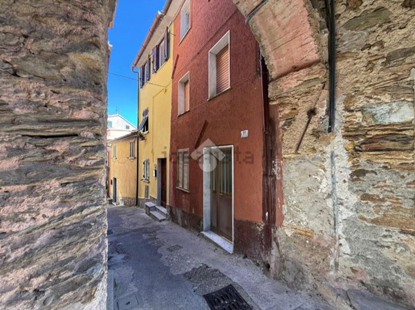 casa indipendente in vendita a Massa in zona Altagnana