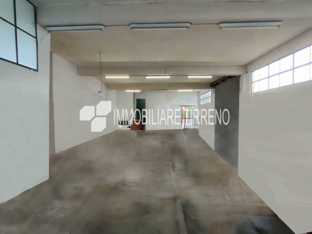 locale commerciale in vendita a Massa in zona Castagnola