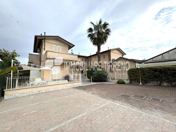 appartamento in vendita a Massa in zona Marina di Massa