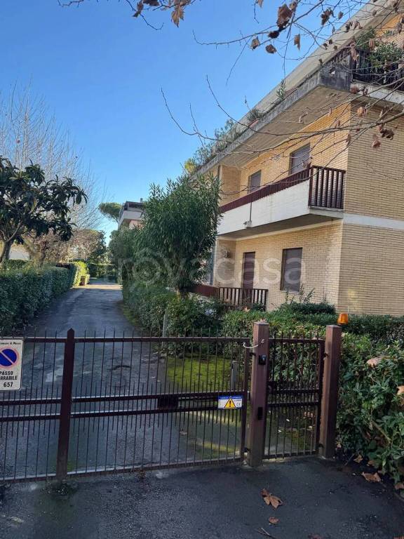 appartamento in vendita a Massa in zona Marina di Massa