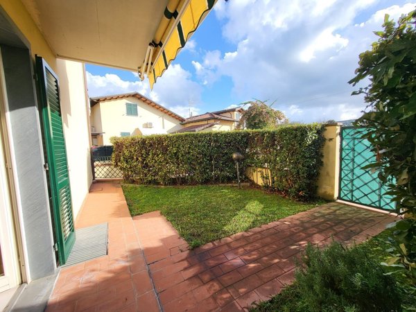 appartamento in vendita a Massa in zona Marina di Massa