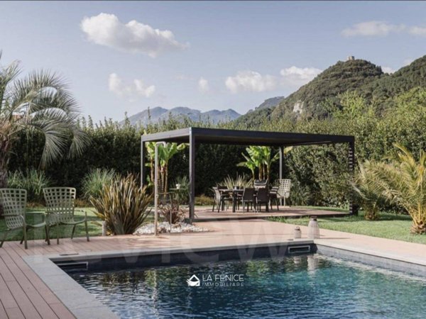 casa indipendente in vendita a Massa in zona Marina di Massa
