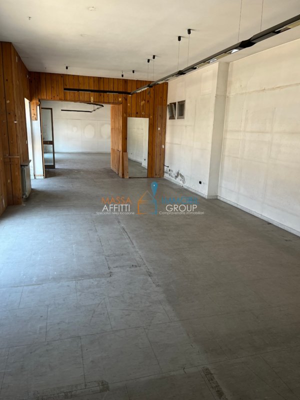 locale commerciale in vendita a Massa