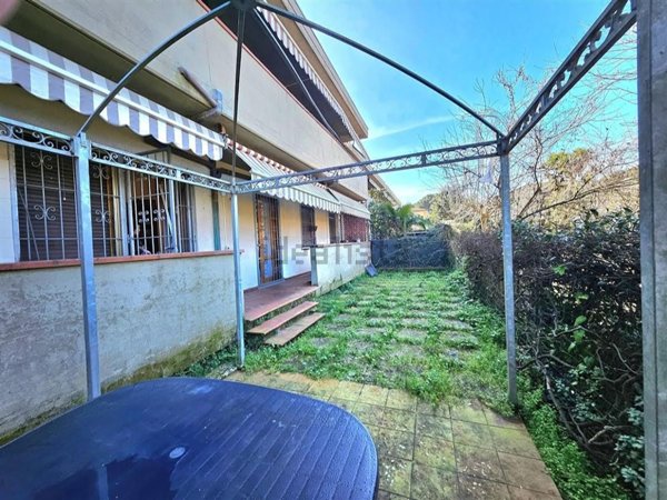 appartamento in vendita a Massa in zona Marina dei Ronchi