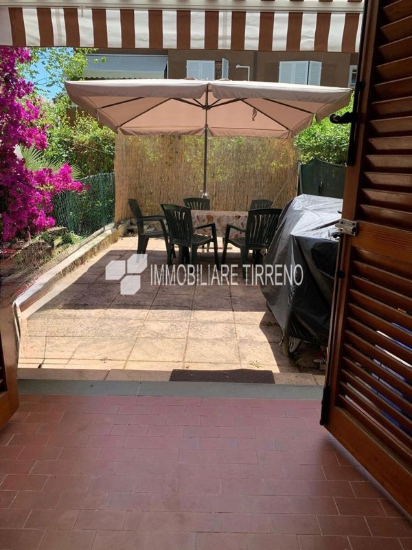 appartamento in vendita a Massa in zona Marina dei Ronchi