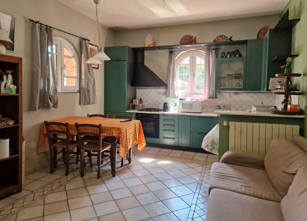 casa indipendente in vendita a Massa in zona Marina dei Ronchi