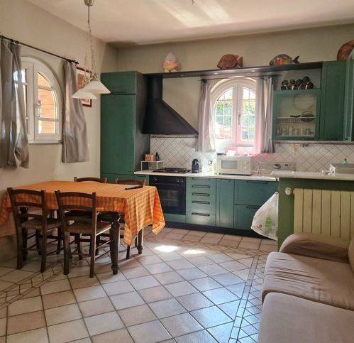 casa indipendente in vendita a Massa in zona Marina di Massa