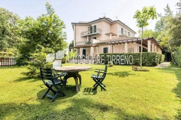 appartamento in vendita a Massa in zona Marina dei Ronchi