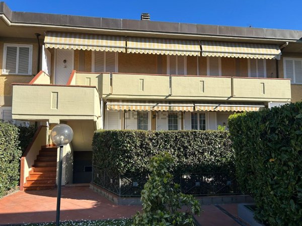 appartamento in vendita a Massa in zona Marina dei Ronchi