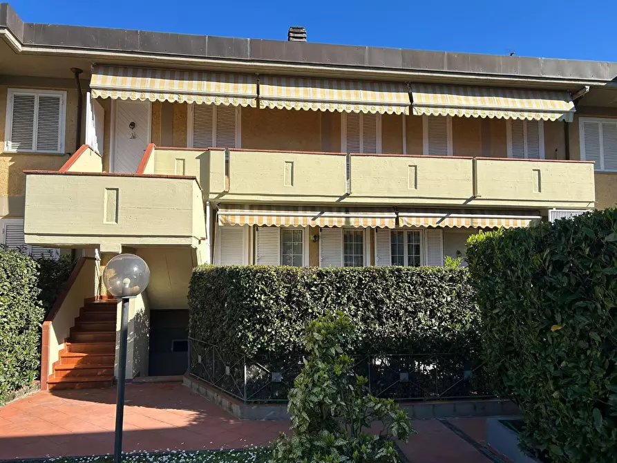 appartamento in vendita a Massa in zona Marina dei Ronchi