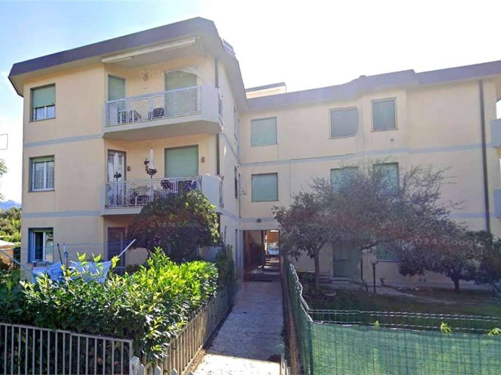 appartamento in vendita a Massa in zona Marina di Massa