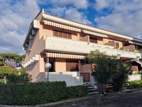 casa indipendente in vendita a Massa in zona Marina dei Ronchi