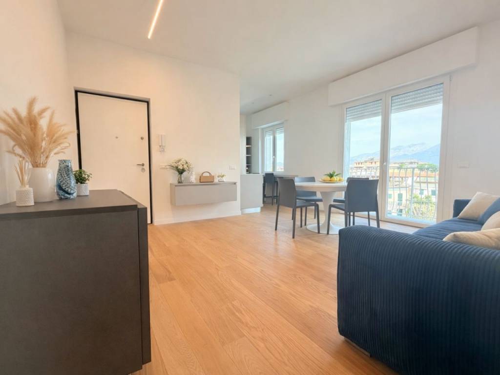 appartamento in vendita a Massa in zona Marina dei Ronchi