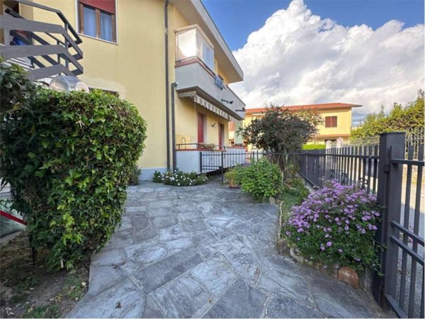 appartamento in vendita a Massa in zona Marina di Massa