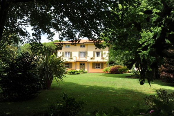 casa indipendente in vendita a Massa in zona Poveromo