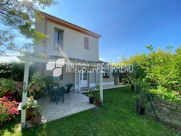 casa indipendente in vendita a Massa