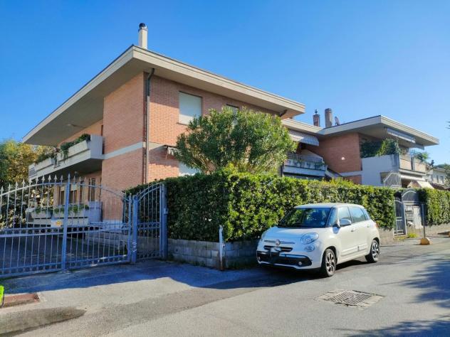 appartamento in vendita a Massa in zona Marina dei Ronchi