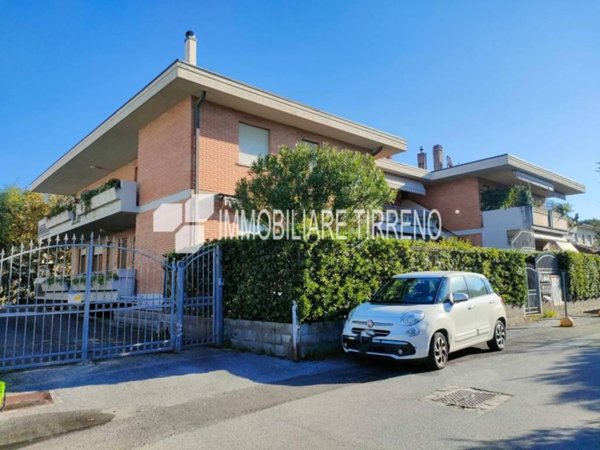 appartamento in vendita a Massa in zona Marina dei Ronchi