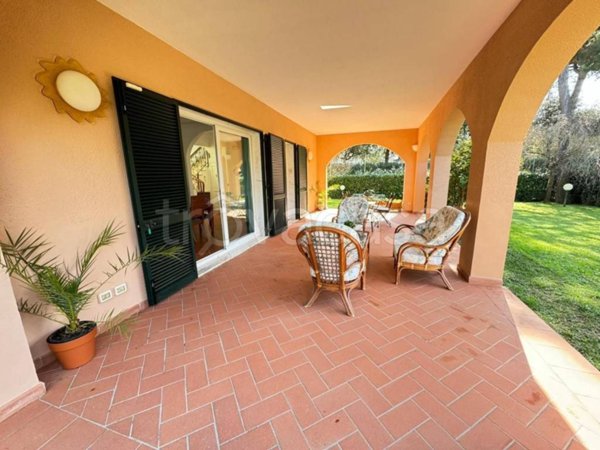 casa indipendente in vendita a Massa in zona Poveromo