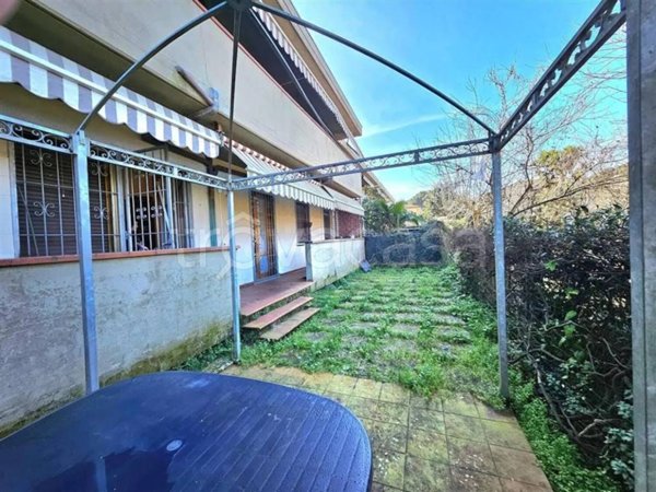 appartamento in vendita a Massa in zona Marina dei Ronchi