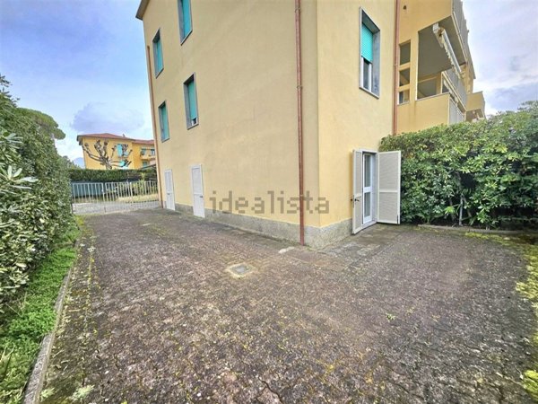 appartamento in vendita a Massa in zona Marina dei Ronchi