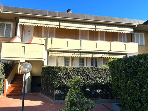 appartamento in vendita a Massa in zona Marina dei Ronchi