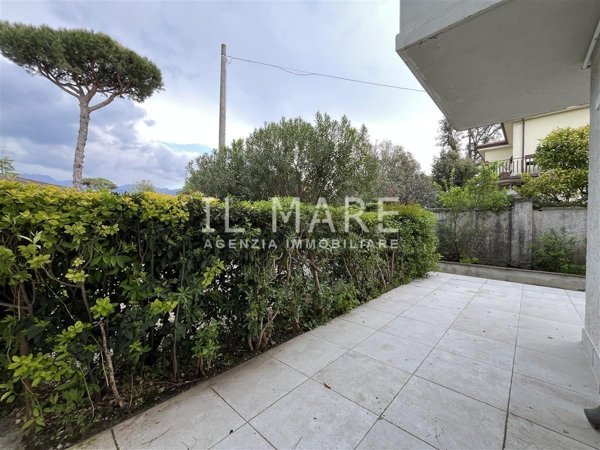 appartamento in vendita a Massa in zona Marina dei Ronchi