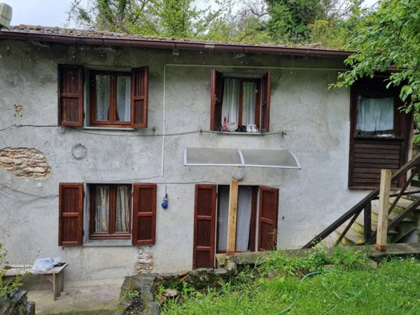 casa indipendente in vendita a Massa in zona Pariana