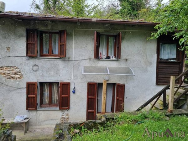 casa indipendente in vendita a Massa in zona Pariana