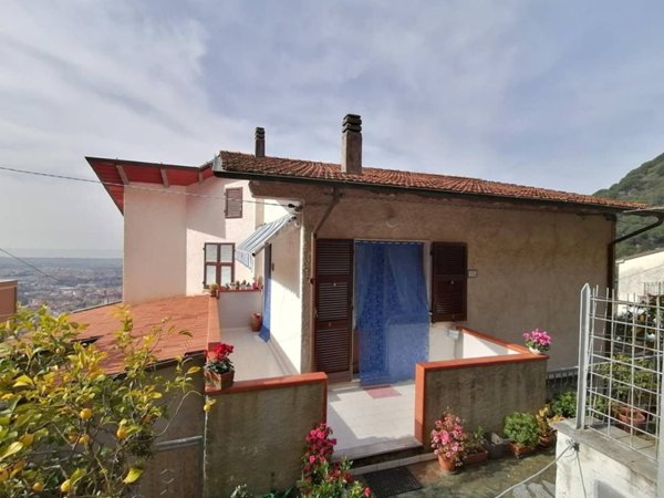 casa indipendente in vendita a Massa in zona Antona