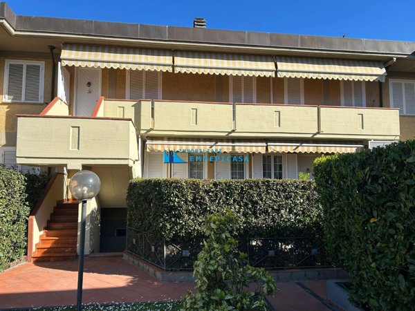 appartamento in vendita a Massa in zona Marina dei Ronchi