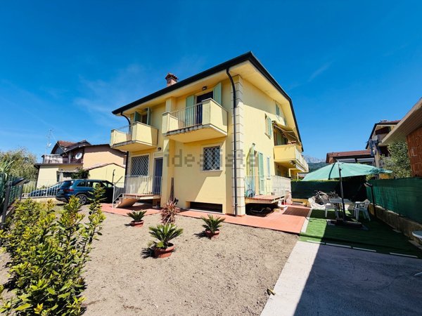 casa indipendente in vendita a Massa in zona Marina di Massa